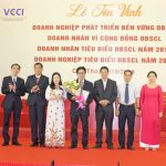 Ông Nguyễn Phương Lam, PGĐ phụ trách VCCI Cần Thơ (bên trái) trao quyết định thành lập Câu lạc bộ ITMekong
