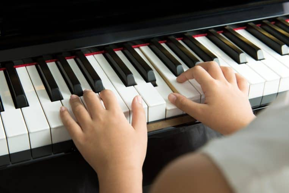 Việc lựa chọn cho mình 1 cây đàn piano phù hợp là điều không hề dễ dàng đối với những người mới. Các bạn phải suy nghĩ và cân đối về chi phí, mục đích sử dụng, âm thanh, không gian trưng bày, tuổi thọ sử dụng,… và rất nhiều yếu tốt khác. Trong bài viết này, TYGY MUSIC sẽ giúp bạn so sánh các yếu tố khác nhau cơ bản giữa đàn piano điện và đàn piano cơ. 1. Đàn piano điện: Có những loại nào và hoạt động như thế nào? Đàn piano điện hay còn được gọi theo cách khác là đàn piano công nghệ mới. Đàn piano điện hoạt động bằng công nghệ cảm ứng điện tử, chúng tái tạo lại âm thanh cơ bản của đàn piano cơ, khi các bạn nhấn phím âm thanh sẽ được phát ra qua loa điện tử. Thường thì các cây piano điện sẽ được tích hợp khá nhiều âm thanh của các nhạc cụ khác nhau như sáo, kalimba, kèn,… và các chức năng như tempo, ghi âm, bluetooth,… Bàn phím của đàn piano điện thường sẽ được làm bằng nhựa tổng hợp, lực phím sẽ nhẹ hơn so với piano cơ truyền thống. Có 2 loại đàn piano điện là đàn upright piano và đàn piano di động. Đàn upright piano có kích thước tương tự như những cây piano cơ cỡ vừa và nhỏ, phù hợp với không gian gia đình. Hệ thống âm thanh cũng như bàn phím của upright piano được tái tạo lại khá giống đối với piano cơ. Đàn piano di động là phiên bản piano điện được đơn giản đến mức tối đa các chi tiết, chúng có trọng lượng nhẹ, có thể tháo dời chân đỡ để di chuyển hoặc bày lên giá đỡ hoặc bàn làm việc, thích hợp với không gian nhỏ. 2. Đàn piano cơ: Có những loại nào và hoạt động như thế nào? Đàn piano cơ hay đàn piano acoustic, dương cầm là những cây đàn piano truyền thống, được cấu tạo chủ yếu bằng gỗ và có kích thước, trọng lượng tương đối lớn. Chúng hoạt động dựa trên hệ thống búa và dây thép được cấu tạo bên trong thùng đàn. Khi bạn nhấn phím, hệ thống búa sẽ di chuyển và đập vào dây đàn, do đó âm thanh sẽ phát ra. Do đàn piano cơ hoạt động hoàn toàn bằng cơ chế tự nhiên nên lực bấm phím sẽ nặng hơn piano điện và kích thước chiều ngang tương đối lớn, chiếm nhiều không gian. Tương tự piano điện, đàn piano cũng có 2 loại là Upright piano (Piano đứng) và Grand piano (Đại dương cầm) Grand piano (Đại dương cầm) được cấu tạo với khung, hệ thống búa và dây đàn kéo dài theo chiều ngang, có thân dài, đòi hỏi không gian rộng, phù hợp với trưng bày tại phòng khách, phòng hoà nhạc. Do có kích thước lớn, nên khả năng cộng hưởng trong thùng đàn của Grand piano hơn hẳn những cây piano còn lại nên tạo ra âm thanh với rất nhiều âm sắc phong phú, độ hoà âm cực tốt. Đàn piano đứng (upright piano) cấu tạo hệ thống búa và khung dây theo chiều dọc nên nhỏ gọn hơn nhiều so với grand piano. Vì đặc điểm này nên upright piano có hệ thống dây ngắn hơn, độ cộng hưởng âm thanh trong thùng đàn cũng như âm vực, hoà âm kém hơn Grand piano. 3. Piano cơ hay piano điện tốt hơn? Âm thanh mang lại Trong tất cả các loại nhạc cụ nói chung, yếu tố quan trọng nhất mà chúng ta cần lưu ý đó là chất lượng âm thanh mang lại. Đàn piano cũng vậy, chắc hẳn các bạn cũng đã biết đàn piano cơ sẽ mang lại chất lượng âm thanh tốt và chân thực hơn đàn piano điện. Về cấu tạo thùng đàn cũng như việc kiểm soát được độ to nhỏ, mạnh nhẹ cho mỗi nốt nhạc khi phát ra trên đàn piano cơ cũng sẽ tốt hơn đàn piano điện bởi vì chúng hoạt động theo cơ chế hoàn toàn tự nhiên. Chức năng và khả năng hỗ trợ người dùng Tuy rằng âm thanh mang lại không bằng đàn piano cơ nhưng xét về các chức năng thì đàn piano được tích hợp rất nhiều, phù hợp với khá nhiều người dùng, đặc biệt là những người mới học. Với đàn piano điện, bạn có thể chơi đàn với rất nhiều âm thanh của các loại nhạc cụ khác nhau, bạn có thể thử và chọn âm thanh phù hợp nhất cho bài nhạc mà bạn muốn chơi. Hơn nữa, chức năng tempo đếm nhịp sẽ rất hữu ích trong quá trình luyện tập của các bạn. Một số cây piano điện còn tích hợp sẵn một số bài học cơ bản dành cho người mới. Chức năng ghi âm cũng là một tính năng rất hữu ích của đàn piano điện, các bạn có thể chơi và nghe lại bản nhạc của mình đã đánh để tìm ra lỗi sai để sửa hoặc có thể kết nối với máy tính để lưu lại bản nhạc mình đã đánh. Đàn piano điện còn cho phép các bạn điều chỉnh âm lượng hoặc kết nối với tai nghe, qua đó quá trình luyện tập của các bạn có thể diễn ra liên tục mà không làm ảnh hưởng tới những người xung quanh. Ngoài ra, do có kích thước khá nhỏ, dễ dàng tháo lắp nên đàn piano điện rất dễ dàng để các bạn di chuyển chúng. Chế độ bảo hành, bão dưỡng Xét chung về chế độ bảo hành, bảo dưỡng thì một cây đàn piano cơ đòi hỏi các bạn phải bảo dưỡng khá thường xuyên. Bề mặt hoàn toàn bằng gỗ, các tấm nỉ trên búa gõ và dây đàn là những chi tiết rất quan trọng đòi hỏi phải bảo dưỡng thường xuyên khoảng 1-2 lần trong mỗi năm. Ngoài ra, gỗ và nỉ sẽ có những thay đổi khá lớn nếu như các bạn không bảo quản tốt trong nhiệt độ và độ ẩm thích hợp. Cảm giác phím Khi chơi đàn piano, cảm giác khi đánh phím là một yếu tố rất quan trọng, ảnh hưởng rất nhiều tới quá trình luyện tập đàn của các bạn. Độ nhạy, độ nặng khi đánh phím của đàn piano cơ sẽ tốt hơn đàn piano điện, do vậy khi chơi piano cơ đòi hỏi các bạn cần phải chơi với một lực mạnh hơn so với đàn piano điện. Với đặc điểm này, đàn piano cơ sẽ mang lại cảm giác phím tốt hơn so với đàn piano điện, trên piano cơ bạn có thể tạo ra nhiều sắc thái âm thanh khác nhau và sắc nét hơn so với piano điện. Giá thành sản phẩm Trên thị trường, 1 cây đàn piano điện sẽ có giá khoảng 10-30 triệu đồng sẽ tối ưu chi phí cho hầu hết tất cả mọi người, còn 1 cây piano cơ sẽ có giá khá cao khoảng 40-100 triệu. Việc lựa chọn cho mình một cây đàn phù hợp với túi tiền cũng như mục đích sử dụng là điều mà các bạn cần cân nhắc. 4. Lựa chọn piano theo phong cách chơi ? Nên chọn loại nào cho người mới? Phong cách âm nhạc ưa thích Đàn piano cơ sẽ rất phù hợp với những ai thích nhạc cổ điển, thích những bài nhạc bất hủ của các nghệ sẽ piano nổi tiếng trên thế giới. Cấu tạo của đàn piano cơ cho phép các bạn có thể chơi các bài nhạc đó với tính truyền cảm, cũng như âm sắc sẽ được thể hiện rõ nét nhất. Ngược lại, vì được cấu tạo hoàn toàn bằng công nghệ kỹ thuật số, đàn piano điện sẽ rất phù hợp với những bản nhạc ballad nhẹ nhàng, những bài nhạc đương đại, phù hợp với lối chơi đệm hát. Người mới nên chọn đàn piano nào? Một cây đàn piano điện sẽ là lựa chọn phù hợp cho những người mới bắt đầu về cả chi phí hay những tính năng mà nó mang lại. Với rất nhiều tính năng hỗ trợ cùng khả năng kết nối phong phú sẽ giúp ích rất nhiều trong quá trình học đàn của các bạn. Ngoài ra đàn piano điện có nút tăng giảm âm lượng và kết nối tai nghe để bạn có thể luyện tập bất cứ khi nào mà không hề ảnh hưởng tới những người xung quanh. KẾT LUẬN Trong bài viết này, chúng tôi nêu ra một số sự khác biệt cơ bản giữa đàn piano cơ và đàn piano điện. Việc lựa chọn cho mình cây đàn piano đầu tiên để bắt đầu học hay bất kỳ một loại nhạc cụ nào luôn là một trong những yếu tố quan trọng nhất quyết định việc học tập của bạn thành công không. Mong rằng qua bài viết này các bạn sẽ có lựa chọn đúng đắn nhất để chọn cho mình một cây đàn piano phù hợp để có được cảm hứng chơi đàn tốt nhất.